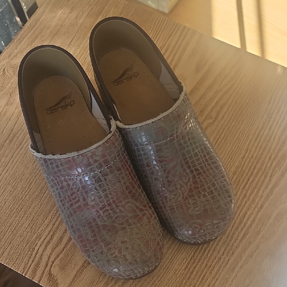 Dansko Women's Clogs - Textured Brown‎ and Red Size 39